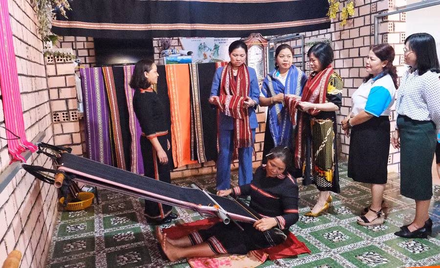 Phát triển câu lạc bộ dệt trở thành hợp tác xã sẽ mang lại nhiều cơ hội cho phụ nữ dân tộc thiểu số. Ảnh: Minh Châu