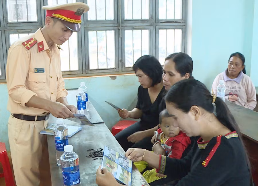 Lực lượng Cảnh sát Giao thông Công an huyện Đức Cơ tuyên truyền Luật Giao thông đường bộ cho người dân thị trấn Chư Ty. Ảnh: T.D