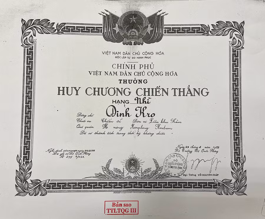 Huy chương Chiến thắng hạng nhì của ông Đinh Krò, do Đại tướng Võ Nguyên Giáp ký tặng. Ảnh: P.D Huy chương Chiến thắng hạng nhì của ông Đinh Krò, do Đại tướng Võ Nguyên Giáp ký tặng. Ảnh: P.D