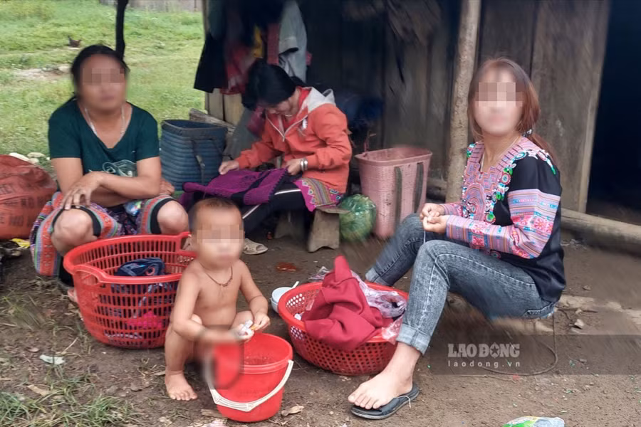 D (người ngoài cùng bên phải) lấy chồng lúc 15 tuổi, sau 4 năm đã có 2 đứa con. Ảnh: Minh Nguyễn D (người ngoài cùng bên phải) lấy chồng lúc 15 tuổi, sau 4 năm đã có 2 đứa con. Ảnh: Minh Nguyễn