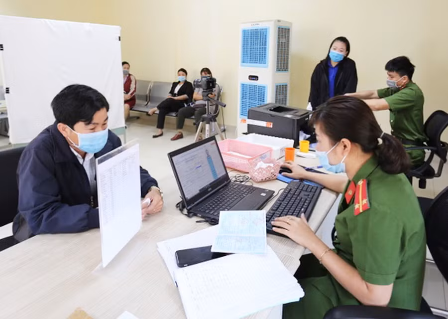 Đẩy mạnh việc cấp mã định danh cá nhân, thẻ căn cước công dân gắn chip. Ảnh: Văn Ngọc
