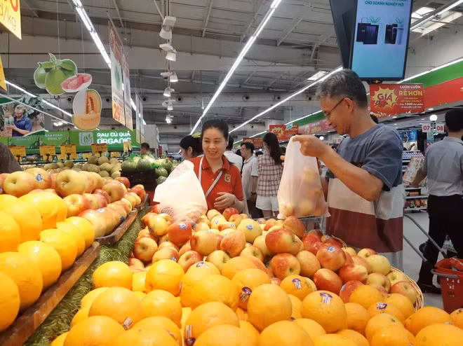 Người tiêu dùng mua sắm hàng hóa tại các siêu thị. (Ảnh: Đức Duy/Vietnam+)