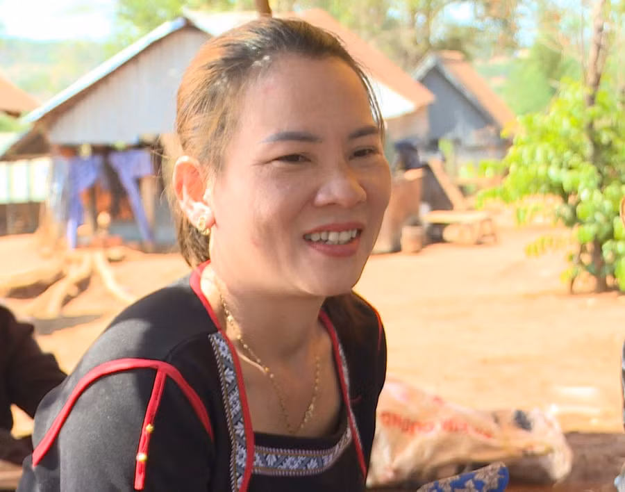 Bà Kpuih Hạnh-gương điển hình trong tuyên truyền đảm bảo TTATGT ở xã Ia Tôr. Ảnh: T.D