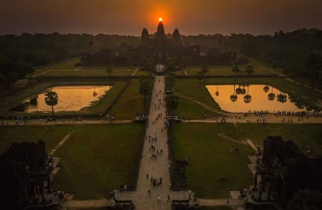 Du khách đứng ở lối vào phía tây ở thời khắc điểm phân có thể nhìn thấy mặt trời mọc trực tiếp trên tháp trung tâm Angkor. Ảnh: PP