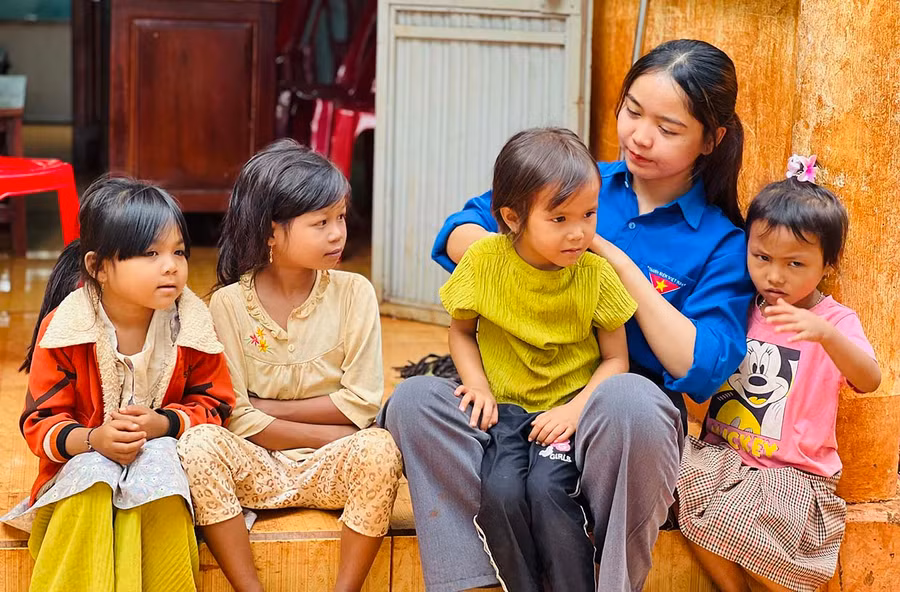Chị Kpă H’Hân buộc tóc cho các bé sau giờ học. Ảnh: P.L