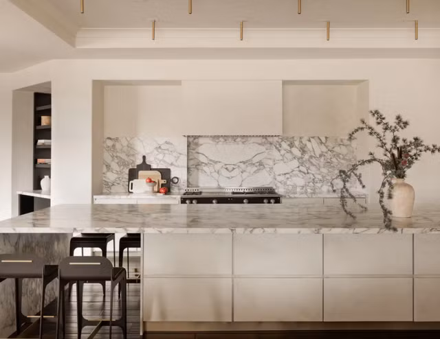 Nhà bếp với gam màu trắng sáng vẫn là lựa chọn phổ biến và an toàn. Chúng mang đến sự sạch sẽ, ngăn nắp và gọn gàng cho không gian. Để thêm phần hào nhoáng, bạn có thể kết hợp cùng đá cẩm thạch và các món nội thất trang trí màu đen.