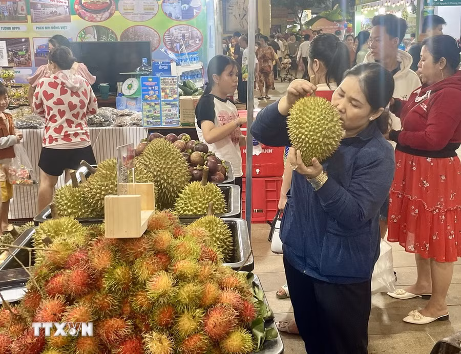 Du khách trong và ngoài tỉnh tham quan, mua sắm các đặc sản trái cây Long Khánh tại lễ hội. (Ảnh: Lê Xuân/TTXVN)