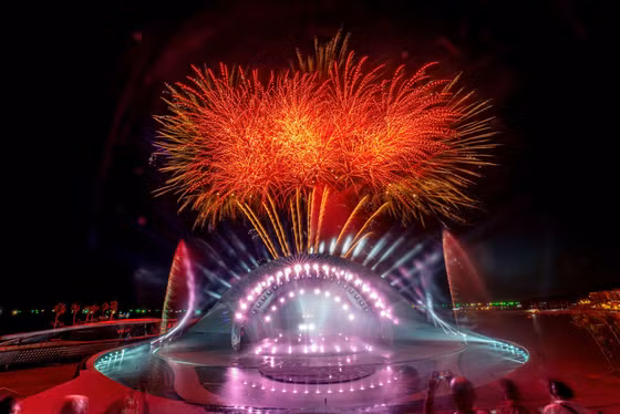 Show diễn Kiss the Star ngập trong ánh sáng pháo hoa tại Sunset Town. Ảnh: NGUYỄN MINH TÚ Show diễn Kiss the Star ngập trong ánh sáng pháo hoa tại Sunset Town. Ảnh: NGUYỄN MINH TÚ