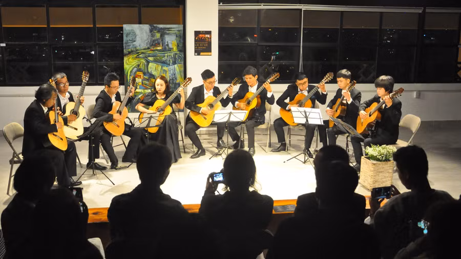 Biểu diễn Guitare cổ điển tại Không gian sáng tạo Phố Bên Đồi, Đà Lạt