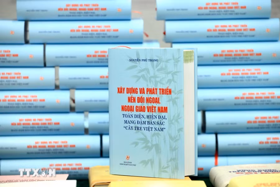 Cuốn sách của Tổng Bí thư Nguyễn Phú Trọng 'Xây dựng và phát triển nền đối ngoại, ngoại giao Việt Nam toàn diện, hiện đại, mang đậm bản sắc 'cây tre Việt Nam.'' (Ảnh: Lâm Khánh - TTXVN)