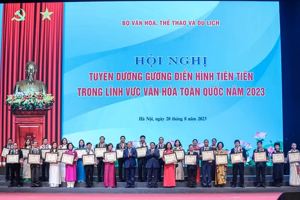 Thủ tướng Chính phủ và Bộ trưởng Bộ Văn hóa, Thể thao và Du lịch trao bằng khen cho các điển hình tiên tiến. (Ảnh: Nam Nguyễn/Vietnam+)