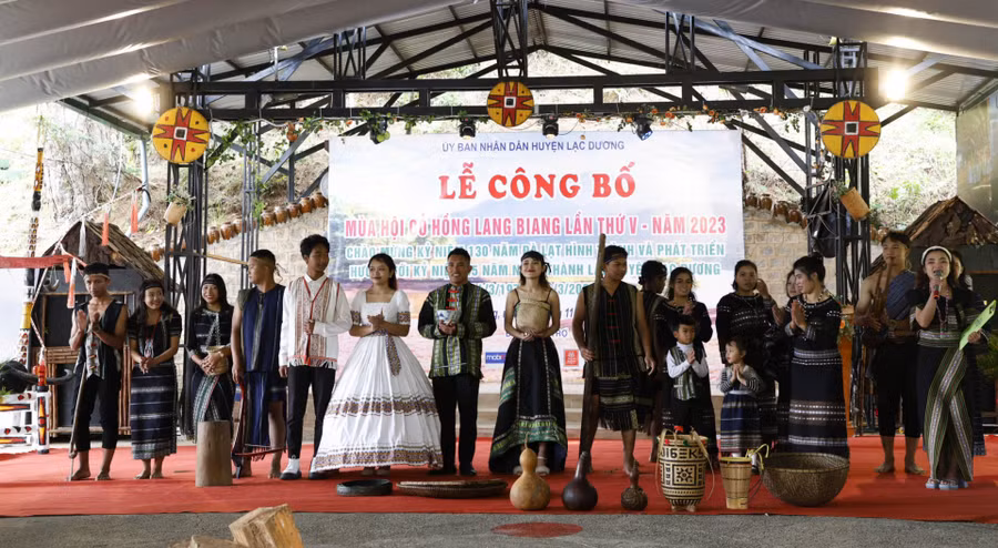 Đội thi của xã Đạ Sar đoạt giải nhất Hội thi Trang phục truyền thống các dân tộc