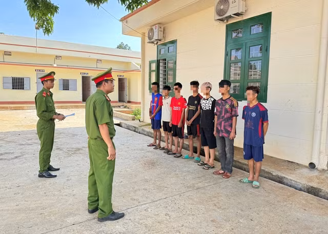 Cơ quan công an bắt giữ nhóm thanh niên để điều tra về hành vi hiếp dâm và không tố giác tội phạm.