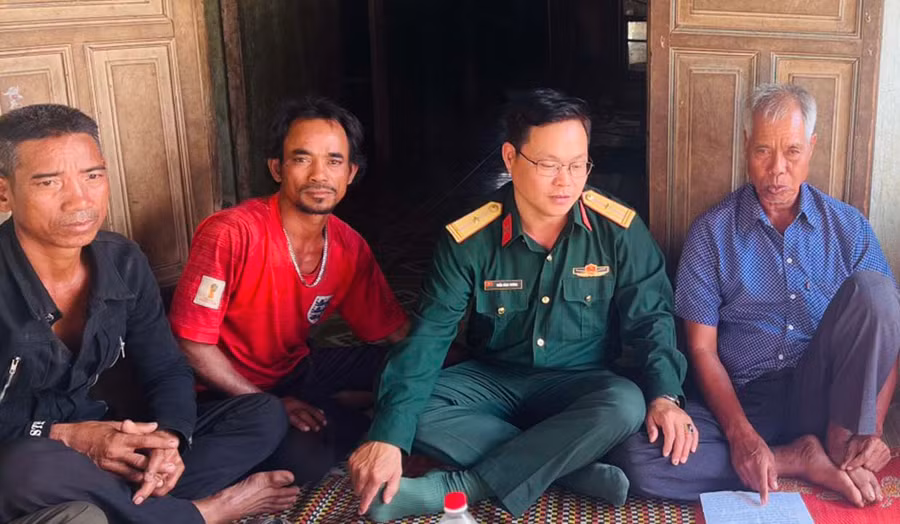 Già làng Nay Yông (bìa phải) vận động người dân hiến đất sản xuất để xây dựng thao trường ở khu vực làng Ngăng, xã Chư Don, huyện Chư Pưh. Ảnh: N.Q
