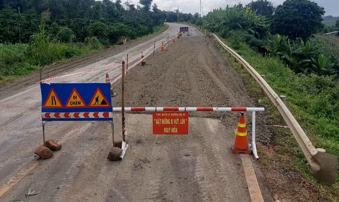 Lực lượng chức năng khắc phục 1 vị trí sạt lở