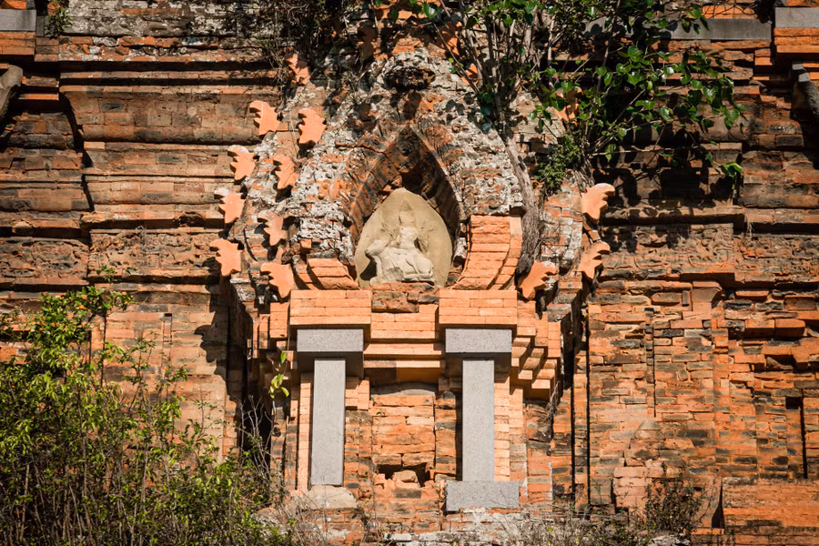 Người Chăm thường dùng đá sa thạch, đá hoa cương và gạch điêu khắc để xây dựng các công trình tháp cổ. Ảnh: Nhật Thịnh
