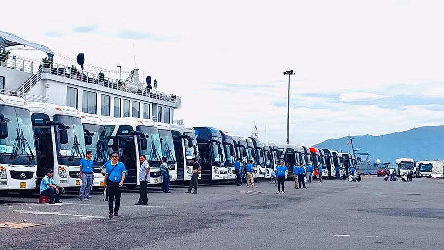 Một điểm bất tiện là du thuyền không vào sát cảng Nha Trang, nên khách buộc phải đi tàu trung chuyển lên bờ. Dù vậy, các đơn vị tổ chức luôn nỗ lực đưa dòng du khách quốc tế từ tàu biển đến với Nha Trang, Khánh Hòa. Ảnh: Nguyễn Phát