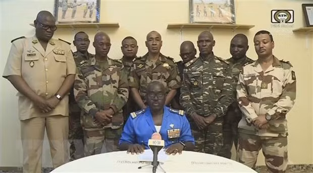 Đại tá Amadou Abdramane (ngồi), người phát ngôn của Hội đồng Quốc gia Bảo vệ Tổ quốc (CNSP) tại Niger, tuyên bố đảo chính trên truyền hình quốc gia ngày 26/7. (Ảnh: AFP/TTXVN)