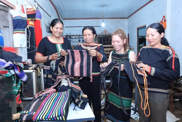Sản phẩm thổ cẩm của Hợp tác xã thổ cẩm Tơng Bông, TP Buôn Mê Thuột, Đắk Lắk. (Ảnh: Phương Hoa/TTXVN)