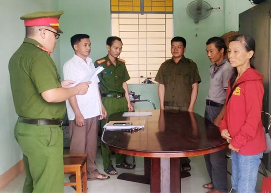 Đối tượng Thu (thứ 3 từ phải qua) bị khởi tố về hành vi sản xuất trái phép chất ma túy. Ảnh: Hải Sơn Đối tượng Thu (thứ 3 từ phải qua) bị khởi tố về hành vi sản xuất trái phép chất ma túy. Ảnh: Hải Sơn