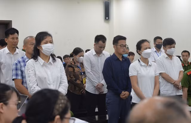 Các bị cáo trong vụ án. Ảnh: TUYẾN PHAN