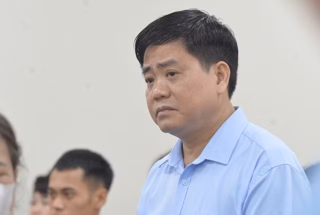 Cựu Chủ tịch UBND TP.Hà Nội Nguyễn Đức Chung nghe tòa tuyên án. Ảnh: TUYẾN PHAN