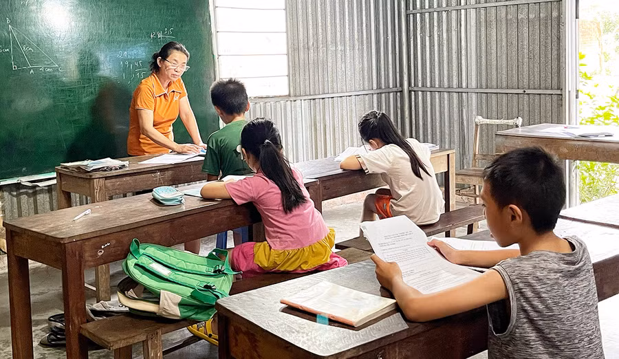 Một buổi học ở lớp học tình thương của cô giáo Võ Thị Xuân Đỉnh. Ảnh: H.N Một buổi học ở lớp học tình thương của cô giáo Võ Thị Xuân Đỉnh. Ảnh: H.N