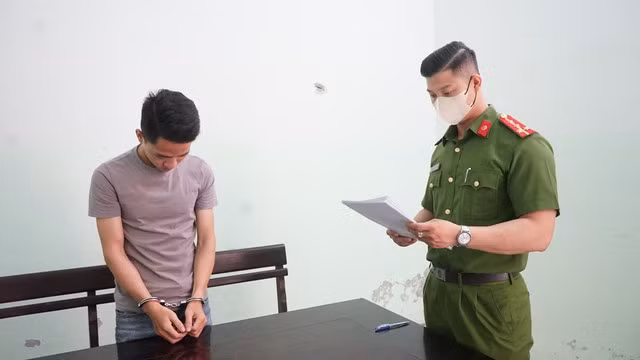 Lộ đường dây nhân viên ngân hàng mua bán thông tin tài khoản khách hàng - Ảnh 2. Tống đạt các quyết định khởi tố, tạm giam Hoàng Đức Nhu. Ảnh: NGUYỄN TÚ