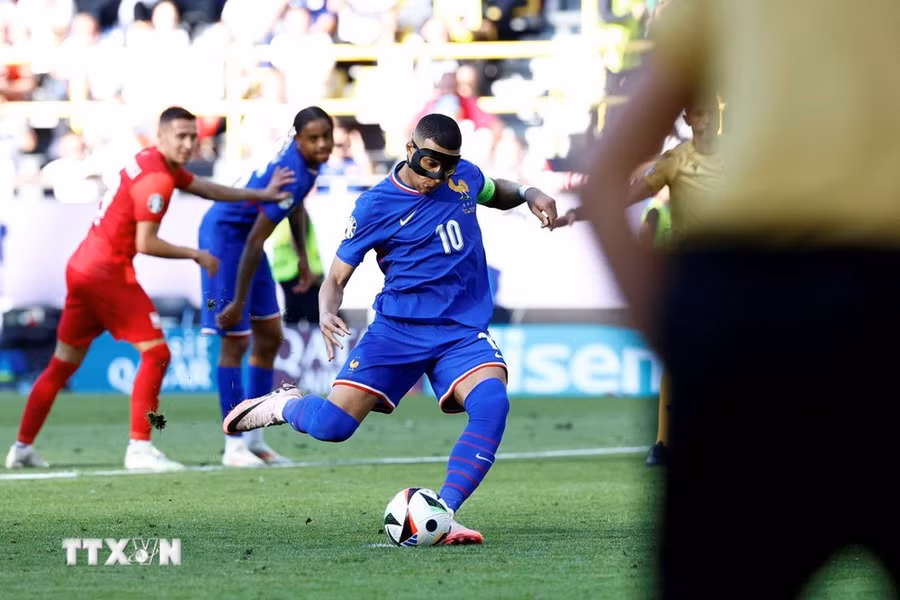 Kylian Mbappé ghi bàn nhưng không thể giúp Pháp tránh được nhánh đấu "tử thần' ở vòng knock-out. (Ảnh: AFP/TTXVN)