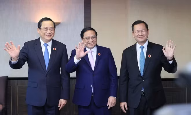 Thủ tướng Phạm Minh Chính cùng Thủ tướng Lào Sonexay Siphandone và Thủ tướng Campuchia Hun Manet. (Ảnh: Dương Giang/TTXVN)
