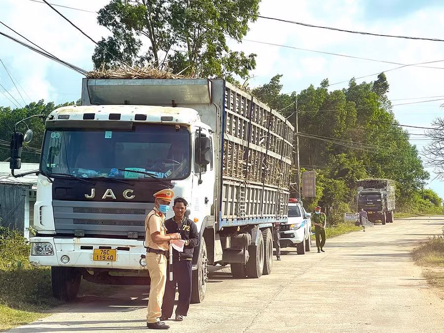 Lực lượng Cảnh sát Giao thông Công an thị xã An Khê tăng cường công tác kiểm tra, xử lý vi phạm về tải trọng trên các tuyến đường. Ảnh: Minh Phương