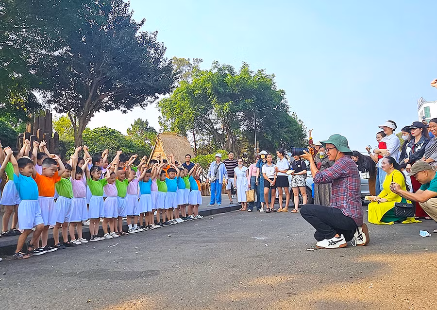 Anh Bùi Đoàn Phương (người đội mũ tai bèo)-Chủ Ảnh viện PK Shop-thực hiện bộ ảnh kỷ yếu cho các bé mẫu giáo. Ảnh: M.T