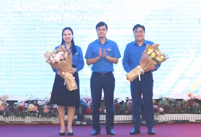 Anh Bùi Quang Huy tặng hoa chúc mừng 2 anh chị được bầu vào Ban Thường vụ T.Ư Đoàn khóa XII. Ảnh: BẢO ANH