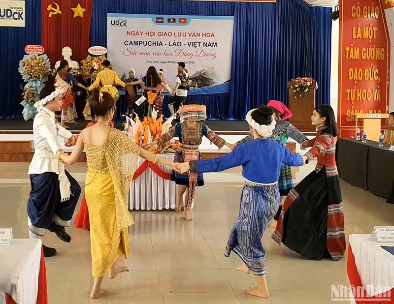 Các lưu học sinh trình diễn tiết mục múa “Vũ điệu đoàn kết”.