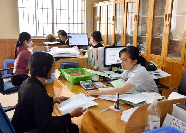 Cử tri đề nghị Bộ Nội vụ sớm có văn bản hướng dẫn bảng lương theo vị trí việc làm.