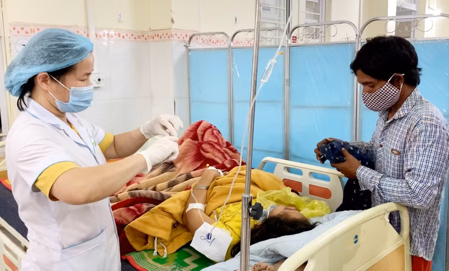 Bác sĩ khuyến cáo người dân khi có dấu hiệu ngộ độc thịt cóc cần đến cơ sở y tế để được cấp cứu kịp thời. Ảnh: N.N Bác sĩ khuyến cáo người dân khi có dấu hiệu ngộ độc thịt cóc cần đến cơ sở y tế để được cấp cứu kịp thời. Ảnh: N.N