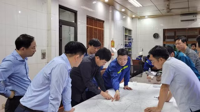 Lãnh đạo Tập đoàn Công nghiệp Than - Khoáng sản Việt Nam chỉ đạo công tác cứu hộ.