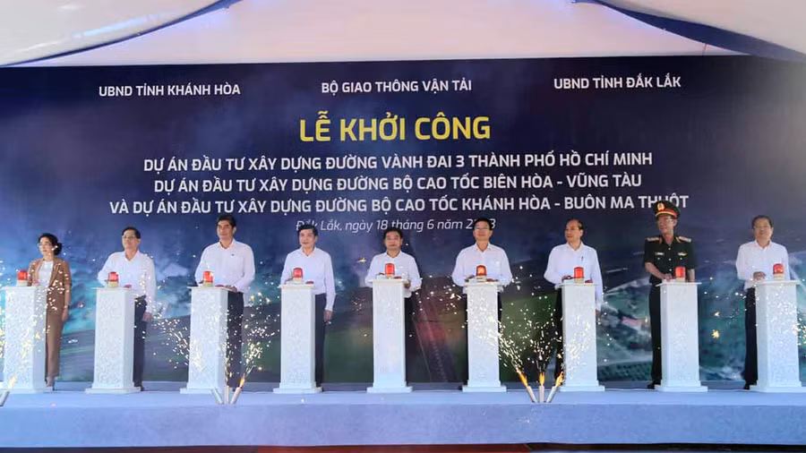 Lãnh đạo trung ương và địa phương bấm nút khởi công Dự án đường cao tốc Khánh Hòa - Buôn Ma Thuột (ngày 18-6 tại Đắk Lắk). Ảnh: MAI CƯỜNG