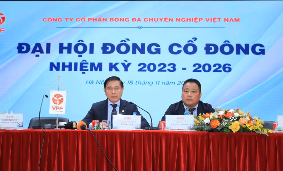 Ông Trần Anh Tú (trái) và ông Nguyễn Minh Ngọc - Tổng giám đốc VPF