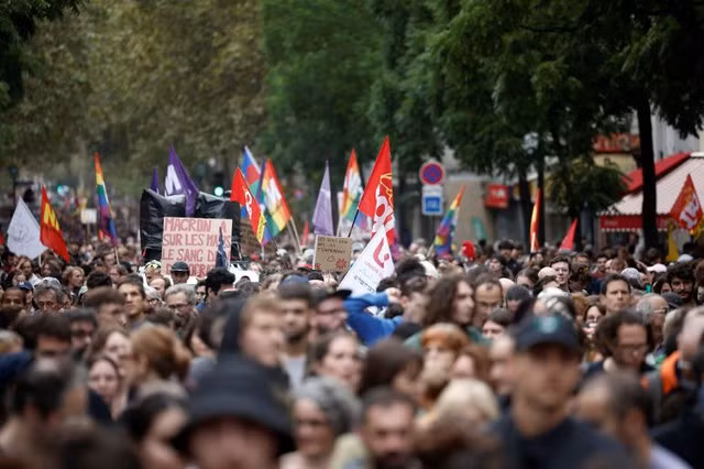 Người biểu tình tuần hành ở Paris. Ảnh: Reuters