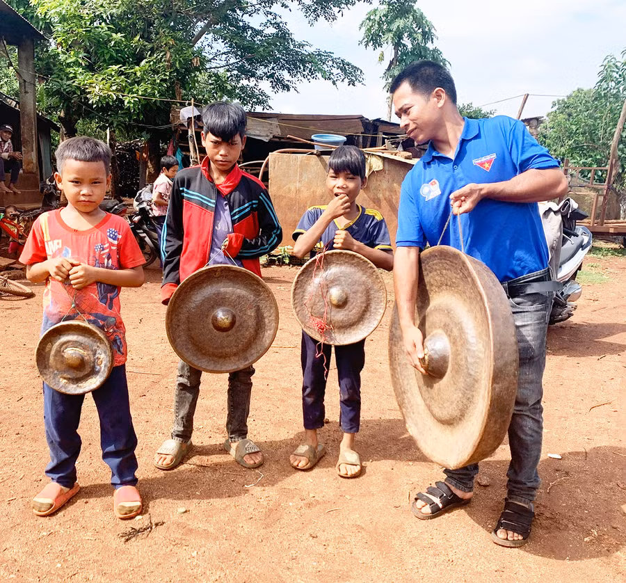 Anh Siu Hao truyền dạy cồng chiêng cho các em nhỏ trong làng. Ảnh: R'Ô HOK