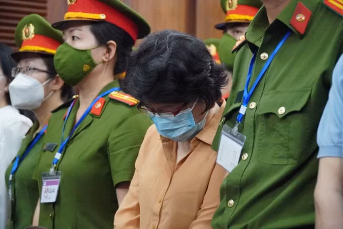 Bị cáo Đỗ Thị Nhàn (cựu Cục trưởng Cục Thanh tra, giám sát ngân hàng II (Cục II) tại tòa. Ảnh: HOÀNG HÙNG