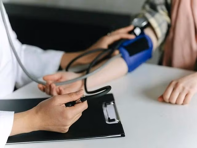 Những người trên 50 tuổi cần kiểm tra huyết áp thường xuyên vì là nhóm có nguy cơ cao mắc bệnh này. Ảnh PEXELS