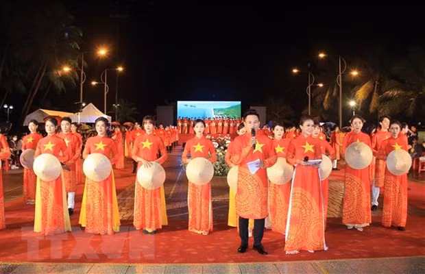 Trình diễn áo dài mở màn. (Ảnh: Phan Sáu/TTXVN) Trình diễn áo dài mở màn. (Ảnh: Phan Sáu/TTXVN)