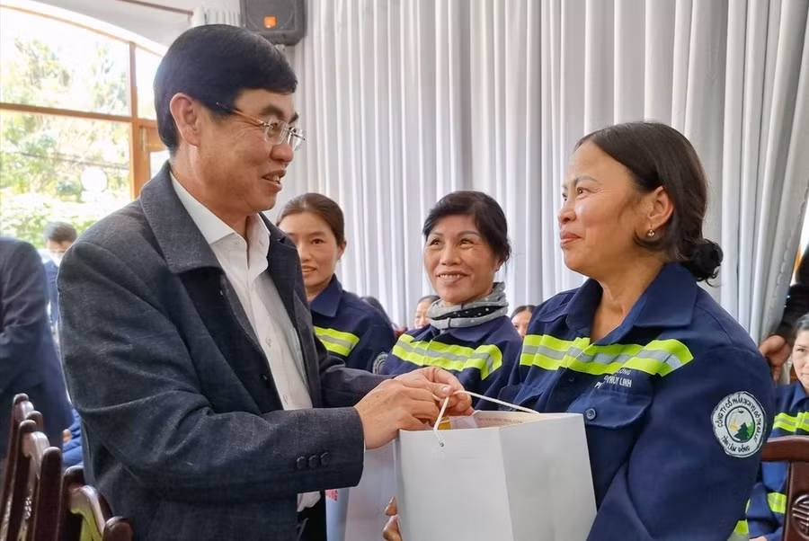 Phó Bí thư thường trực Tỉnh ủy tỉnh Lâm Đồng Trần Đình Văn trao quà cho các công nhân Công ty cổ phần dịch vụ đô thị Đà Lạt