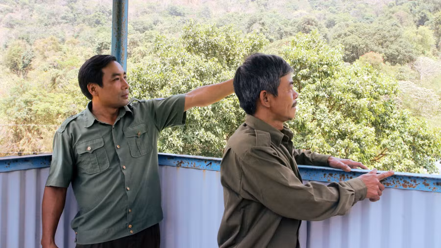 Cả ngày lẫn đêm, lực lượng Trạm QLBVR đèo Bảo Lộc đều túc trực để bảo vệ những cánh rừng mãi xanh.