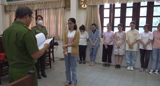 Công an tống đạt các quyết định với các bị can. Ảnh: CA