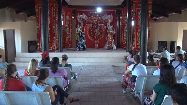 Đoàn biểu diễn của Nghệ nhân ưu tú Vũ Linh Tâm phục vụ du khách nước ngoài một trích đoạn hát bội. Ảnh: NVCC