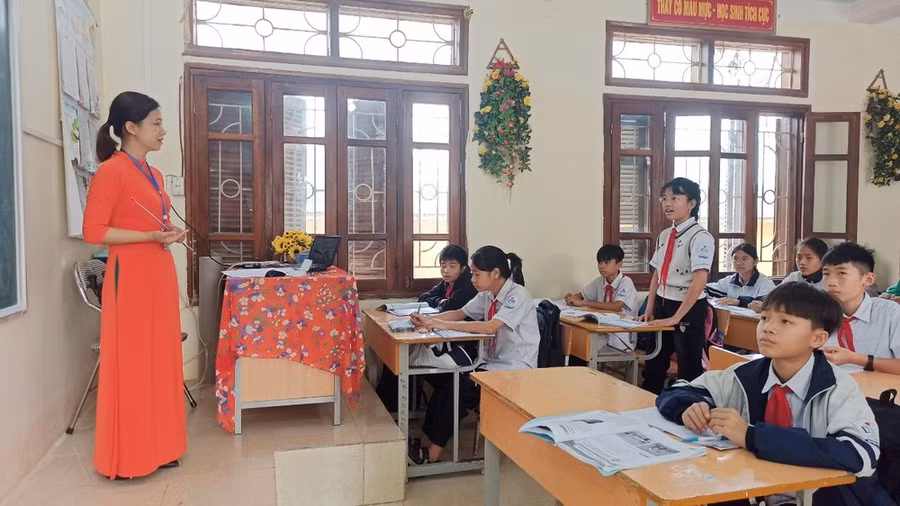 Giờ học của cô và trò Trường Trung học cơ sở Pom Lót, huyện Điện Biên, tỉnh Điện Biên. (Ảnh: PM/Vietnam+)