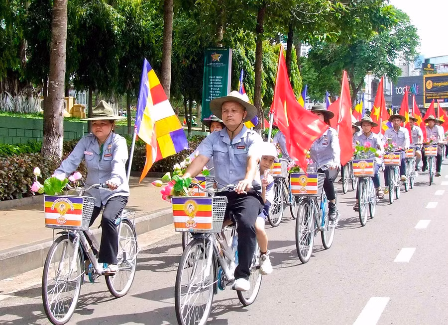 Các phật tử tham gia diễu hành xe đạp hoa trên các tuyến đường chính ở TP. Pleiku mừng Đại lễ Phật đản. Ảnh: T.N Các phật tử tham gia diễu hành xe đạp hoa trên các tuyến đường chính ở TP. Pleiku mừng Đại lễ Phật đản. Ảnh: T.N